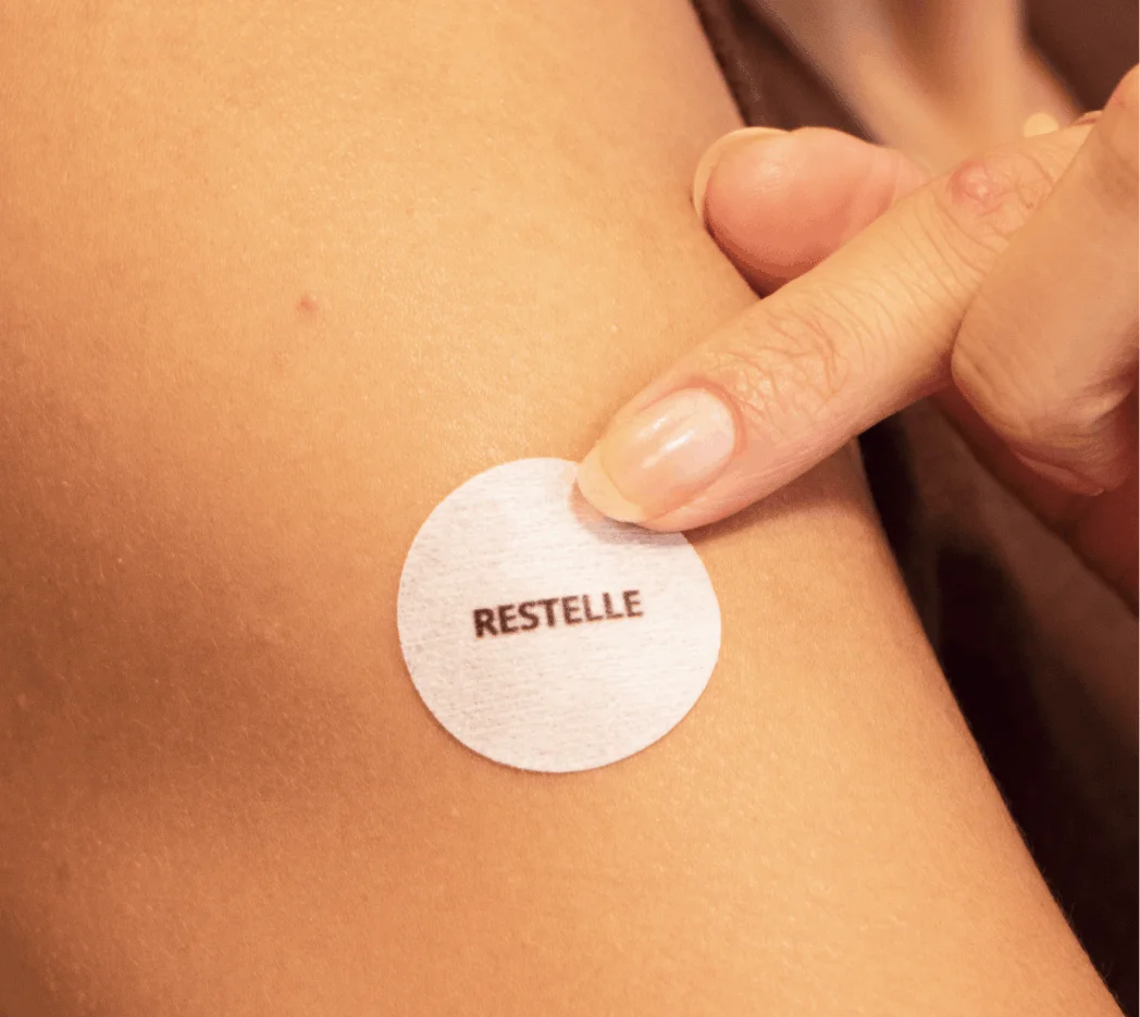 Pressing the patch onto an upper arm
